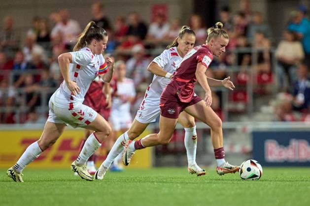 10 09 2024, GER, Womens Soccer, BL, 2024 2025, RB Leipzig 1 FC Köln Marlene Müller 27, RB Leipzig, re , free position, action, with ball, duel, prevails against two opponents Leipzig Training Center of the Red Bull Saxony Germany
