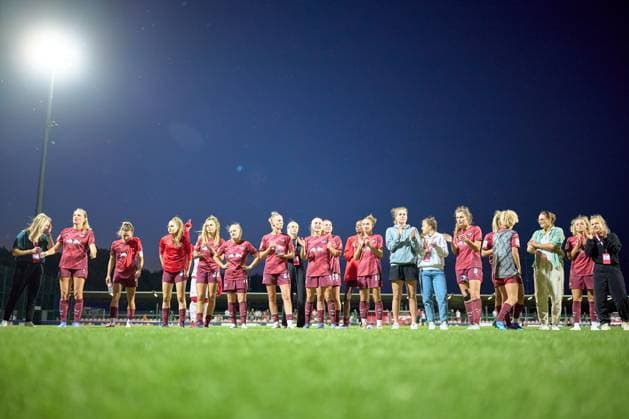 10 09 2024, GER, womens soccer, BL, 2024 2025, RB Leipzig 1 FC Köln Mannschaft, RB Leipzig, celebrates with the fans Leipzig training center of the Red Bull Saxony Germany