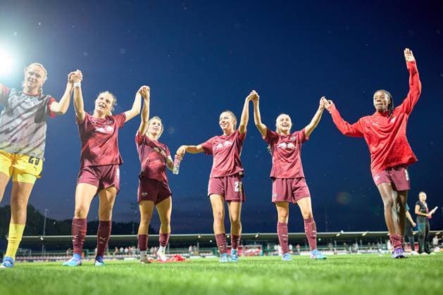 10 09 2024, GER, womens soccer, BL, 2024 2025, RB Leipzig 1 FC Köln team, RB Leipzig, cheering with the fans Leipzig training center of the Red Bull Saxony Germany