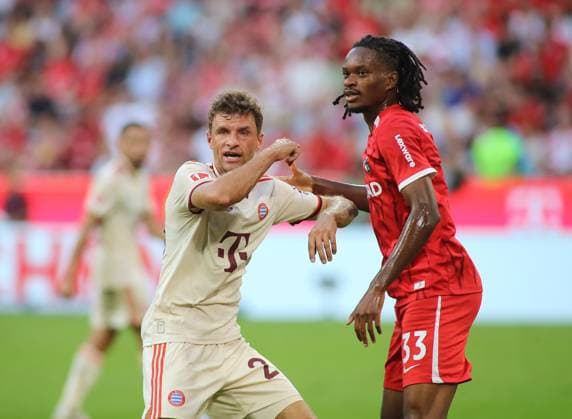 Munich, Germany 01 September 2024 Football, Men, Bundesliga, Season 2024 2025, FC Bayern München SC Freiburg, Allianz Arena Thomas Müller, Mueller FC Bayern München li with Jordy Makengo SC Freiburg re in the tussle DFB, DFL regulations prohibit any use of photographs as image sequences and or quasi video
