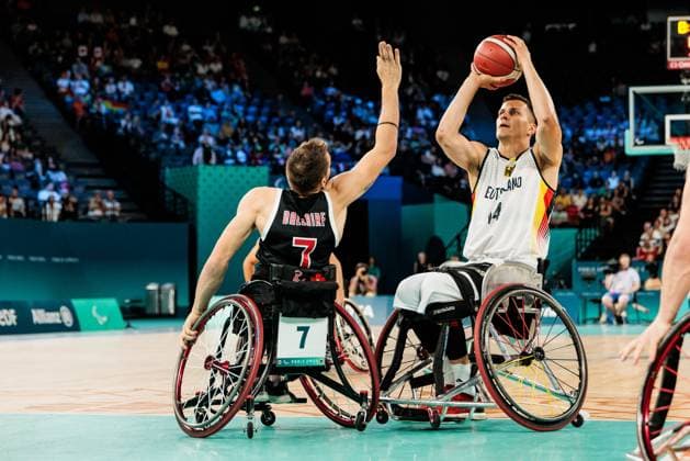 Paris 2024 Paralympics Wheelchair basketball Germany Canada Men, 02 09 2024 PARIS, FRANCE 02 September Wheelchair basketball Germany Canada Men Paris 2024 Paralympics on 02 09 2024 at the Bercy Arena in Paris France Vincent Dallaire Canada, 7 , Aliaksandr Halouski Germany, 14 in the throw Copyright: xBEAUTIFULxSPORTS Wunderlx