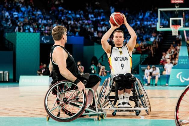 Paris 2024 Paralympics Wheelchair basketball Germany Canada Men, 02 09 2024 PARIS, FRANCE 02 September Wheelchair basketball Germany Canada Men Paris 2024 Paralympics on 02 09 2024 at the Bercy Arena in Paris France Robert Hedges Canada, 6 , Lukas Glossner Germany, 9 on the ball Copyright: xBEAUTIFULxSPORTS Wunderlx