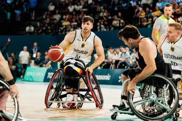 Paris 2024 Paralympics Wheelchair basketball Germany Canada Men, 02 09 2024 PARIS, FRANCE 02 September Wheelchair basketball Germany Canada Men Paris 2024 Paralympics on 02 09 2024 at the Bercy Arena in Paris France Thomas Reier Germany, 16 on the ball Copyright: xBEAUTIFULxSPORTS Wunderlx
