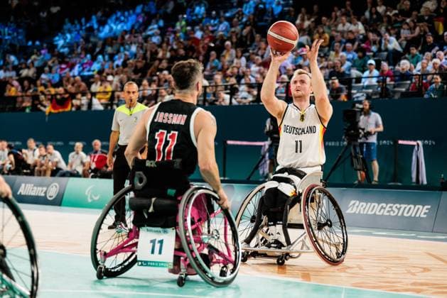 Paris 2024 Paralympics Wheelchair basketball Germany Canada Men, 02 09 2024 PARIS, FRANCE 02 September Wheelchair basketball Germany Canada Men Paris 2024 Paralympics on 02 09 2024 at the Bercy Arena in Paris France Chad Jassman Canada, 11 , Jan Sadler Germany, 11 in the throw Copyright: xBEAUTIFULxSPORTS Wunderlx