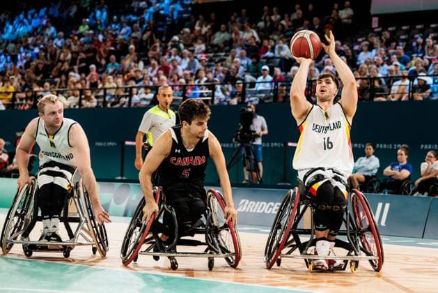 Paris 2024 Paralympics Wheelchair basketball Germany Canada men, 02 09 2024 PARIS, FRANCE 02 September Wheelchair basketball Germany Canada men Paris 2024 Paralympics on 02 09 2024 at the Bercy Arena in Paris France Garrett Ostepchuk Canada, 5 , Thomas Reier Germany, 16 in the throw Copyright: xBEAUTIFULxSPORTS Wunderlx