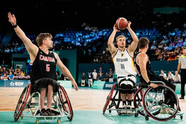 Paris 2024 Paralympics Wheelchair basketball Germany Canada Men, 02 09 2024 PARIS, FRANCE 02 September Wheelchair basketball Germany Canada Men Paris 2024 Paralympics on 02 09 2024 at the Bercy Arena in Paris France Julian Lammering Germany, 18 in the throw, Nikola Goncin Canada, 4 Copyright: xBEAUTIFULxSPORTS Wunderlx