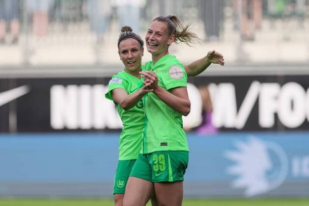 from left Svenja Huth VfL Wolfsburg, 10 and goal scorer Sarai Linder VfL Wolfsburg, 39 with goal celebration, cheering, jubilant, optimistic, game scene, highlight, joy about the goal to 1 0, THE DFB REGULATIONS PROHIBIT ANY USE OF PHOTOGRAPHS AS IMAGE SEQUENCES AND OR QUASI VIDEO , 02 09 2024, Wolfsburg Germany , Football, Google Pixel Womens Bundesliga, VfL Wolfsburg SV Werder Bremen xobx