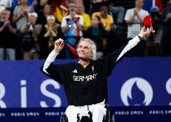 Paris 2024, Paralympics, badminton, Thomas Wandschneider during the award ceremony