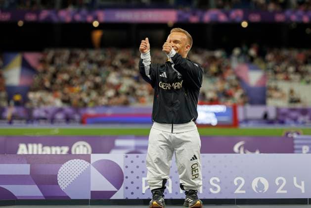 Paralympics Para Athletics Paris, 02 09 2024 KAPPEL Niko F41 GER Para Athletics at the award ceremony, Paralympics Para Athletics on 02 09 24 at the Stade de France in Paris France Copyright: xBEAUTIFULxSPORTS B.Hoffmannx