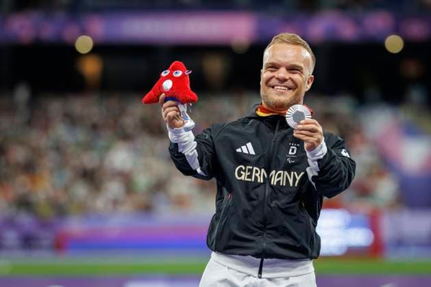 Paris 2024, Paralympics, shot put, Niko Kappel during the award ceremony
