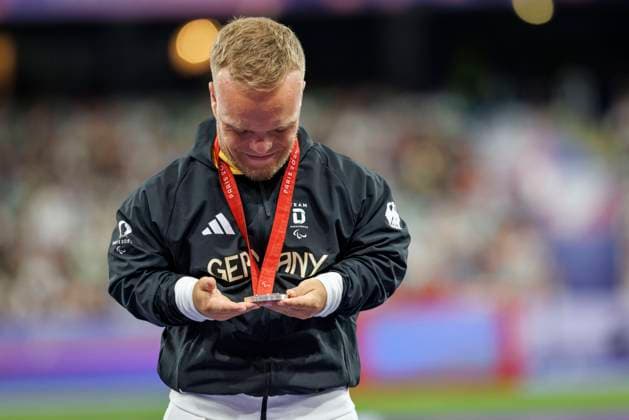 Paralympics Para Athletics Paris, 02 09 2024 KAPPEL Niko F41 GER Para Athletics at the award ceremony, Paralympics Para Athletics on 02 09 24 at the Stade de France in Paris France Copyright: xBEAUTIFULxSPORTS B.Hoffmannx