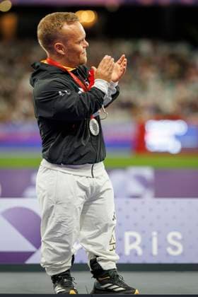 Paralympics Para Athletics Paris, 02 09 2024 KAPPEL Niko F41 GER Para Athletics at the award ceremony, Paralympics Para Athletics on 02 09 24 at the Stade de France in Paris France Copyright: xBEAUTIFULxSPORTS B.Hoffmannx