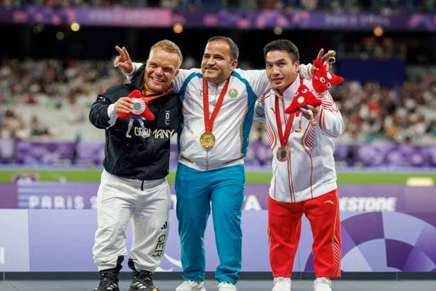 Paralympics Para Athletics Paris, 02 09 2024 KAPPEL Niko F41 GER Para Athletics at the award ceremony, Paralympics Para Athletics on 02 09 24 at the Stade de France in Paris France Copyright: xBEAUTIFULxSPORTS B.Hoffmannx