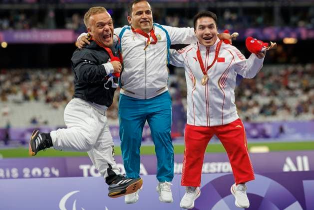 Paralympics Para Athletics Paris, 02 09 2024 KAPPEL Niko F41 GER Para Athletics at the award ceremony, Paralympics Para Athletics on 02 09 24 at the Stade de France in Paris France Copyright: xBEAUTIFULxSPORTS B.Hoffmannx