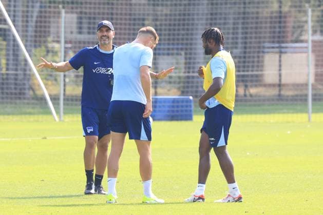 DEU, DFL, 2 FBL Hertha BSC, Training, 03 09 2024, Sportforum, Berlin, DEU, DFL, 2 FBL Hertha BSC, Training, in the picture head coach Cristian Fiel Hertha BSC Berlin , Luca Schuler Hertha BSC Berlin 18 , Deyovaisio Zeefuik Hertha BSC Berlin 42 DFL regulations prohibit any use of Photographs as image sequences and or quasi video Foto Juergen Engler nordphoto GmbH nordphotoxGmbHx xEngler nph00076