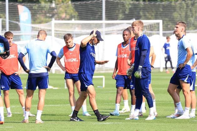 DEU, DFL, 2 FBL Hertha BSC, Training, 03 09 2024, Sportforum, Berlin, DEU, DFL, 2 FBL Hertha BSC, Training, im Bild Cheftrainer Cristian Fiel Hertha BSC Berlin , Hertha Spielerkreis DFL regulations prohibit any use of Photographs as image sequences and or quasi video Foto Juergen Engler nordphoto GmbH nordphotoxGmbHx xEngler nph00076