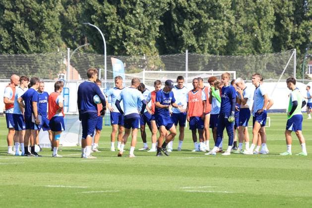 DEU, DFL, 2 FBL Hertha BSC, Training, 03 09 2024, Sportforum, Berlin, DEU, DFL, 2 FBL Hertha BSC, Training, im Bild Cheftrainer Cristian Fiel Hertha BSC Berlin , Hertha Spielerkreis DFL regulations prohibit any use of Photographs as image sequences and or quasi video Foto Juergen Engler nordphoto GmbH nordphotoxGmbHx xEngler nph00076