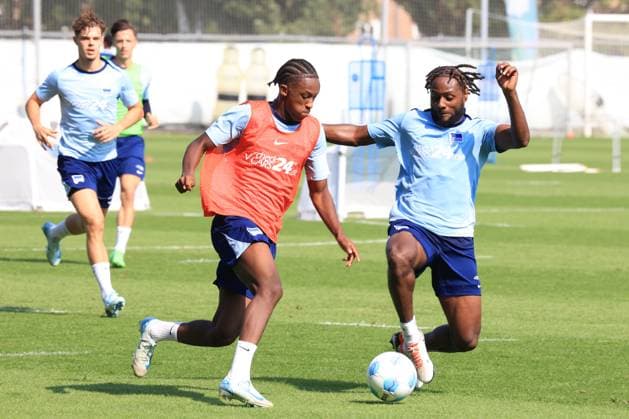 DEU, DFL, 2 FBL Hertha BSC, Training, 03 09 2024, Sportforum, Berlin, DEU, DFL, 2 FBL Hertha BSC, Training, im Bild Bradley Ibrahim Hertha BSC Berlin 23 , Deyovaisio Zeefuik Hertha BSC Berlin 42 DFL regulations prohibit any use of Photographs as image sequences and or quasi video Foto Juergen Engler nordphoto GmbH nordphotoxGmbHx xEngler nph00076