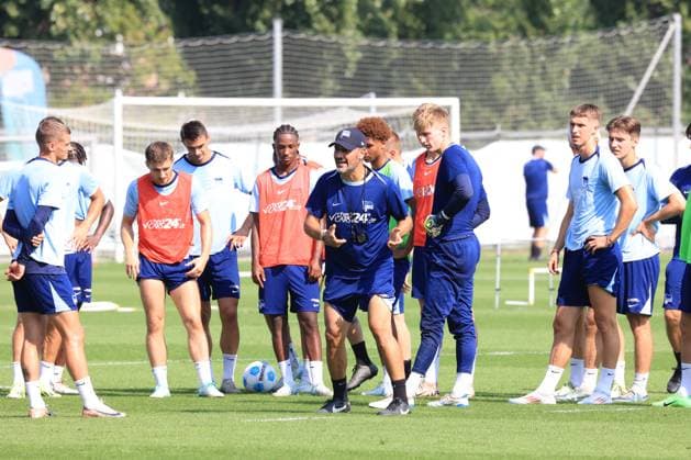 DEU, DFL, 2 FBL Hertha BSC, Training, 03 09 2024, Sportforum, Berlin, DEU, DFL, 2 FBL Hertha BSC, Training, im Bild Cheftrainer Cristian Fiel Hertha BSC Berlin , Hertha Spielerkreis DFL regulations prohibit any use of Photographs as image sequences and or quasi video Foto Juergen Engler nordphoto GmbH nordphotoxGmbHx xEngler nph00076
