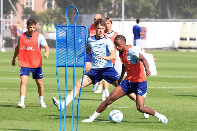 DEU, DFL, 2 FBL Hertha BSC, Training, 03 09 2024, Sportforum, Berlin, DEU, DFL, 2 FBL Hertha BSC, Training, in the picture Pascal Klemens Hertha BSC Berlin 41 , Bradley Ibrahim Hertha BSC Berlin 23 DFL regulations prohibit any use of Photographs as image sequences and or quasi video Foto Juergen Engler nordphoto GmbH nordphotoxGmbHx xEngler nph00076
