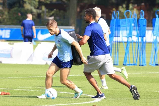 DEU, DFL, 2 FBL Hertha BSC, Training, 03 09 2024, Sportforum, Berlin, DEU, DFL, 2 FBL Hertha BSC, Training, in the picture Physiotherapist Frederick Syna Hertha BSC , Jonjoe Kenny Hertha BSC Berlin 16 DFL regulations prohibit any use of Photographs as image sequences and or quasi video Foto Juergen Engler nordphoto GmbH nordphotoxGmbHx xEngler nph00076