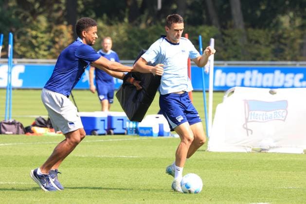 DEU, DFL, 2 FBL Hertha BSC, Training, 03 09 2024, Sportforum, Berlin, DEU, DFL, 2 FBL Hertha BSC, Training, in the picture Physiotherapist Frederick Syna Hertha BSC , Smail Prevljak Hertha BSC Berlin 9 DFL regulations prohibit any use of Photographs as image sequences and or quasi video Foto Juergen Engler nordphoto GmbH nordphotoxGmbHx xEngler nph00076