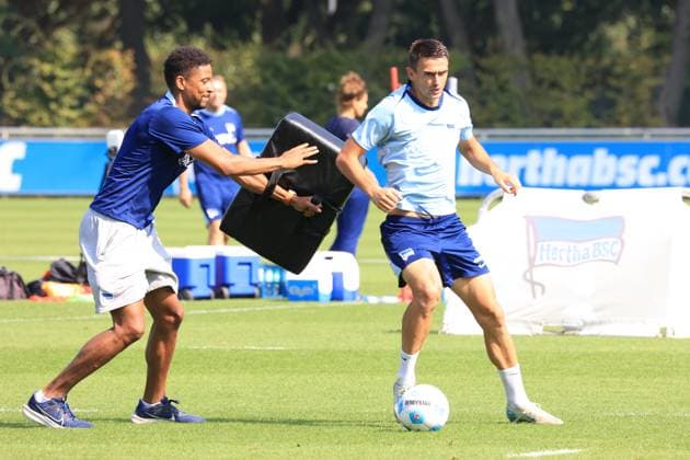 DEU, DFL, 2 FBL Hertha BSC, Training, 03 09 2024, Sportforum, Berlin, DEU, DFL, 2 FBL Hertha BSC, Training, in the picture Physiotherapist Frederick Syna Hertha BSC , Smail Prevljak Hertha BSC Berlin 9 DFL regulations prohibit any use of Photographs as image sequences and or quasi video Foto Juergen Engler nordphoto GmbH nordphotoxGmbHx xEngler nph00076