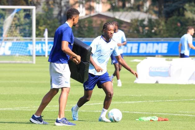 DEU, DFL, 2 FBL Hertha BSC, Training, 03 09 2024, Sportforum, Berlin, DEU, DFL, 2 FBL Hertha BSC, Training, in the picture Physiotherapist Frederick Syna Hertha BSC , Bradley Ibrahim Hertha BSC Berlin 23 DFL regulations prohibit any use of Photographs as image sequences and or quasi video Foto Juergen Engler nordphoto GmbH nordphotoxGmbHx xEngler nph00076