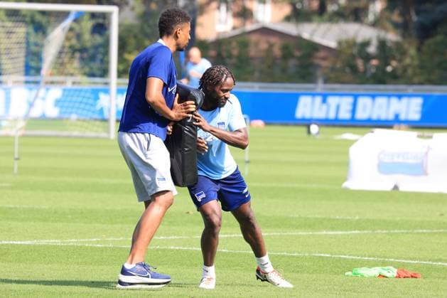 DEU, DFL, 2 FBL Hertha BSC, Training, 03 09 2024, Sportforum, Berlin, DEU, DFL, 2 FBL Hertha BSC, Training, in the picture Physiotherapist Frederick Syna Hertha BSC , Deyovaisio Zeefuik Hertha BSC Berlin 42 DFL regulations prohibit any use of Photographs as image sequences and or quasi video Foto Juergen Engler nordphoto GmbH nordphotoxGmbHx xEngler nph00076