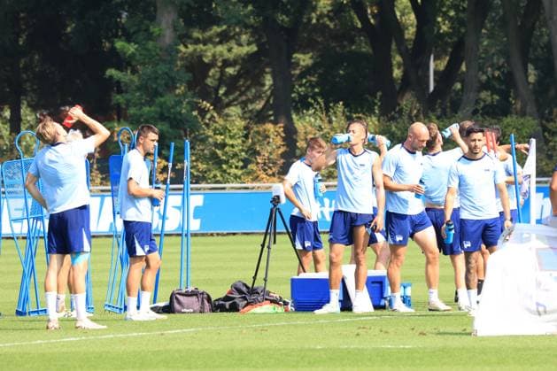 DEU, DFL, 2 FBL Hertha BSC, Training, 03 09 2024, Sportforum, Berlin, DEU, DFL, 2 FBL Hertha BSC, Training, im Bild Trinkpause, Hertha Spielerkreis DFL regulations prohibit any use of Photographs as image sequences and or quasi video Foto Juergen Engler nordphoto GmbH nordphotoxGmbHx xEngler nph00076