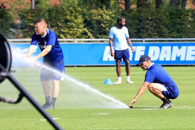 DEU, DFL, 2 FBL Hertha BSC, Training, 03 09 2024, Sportforum, Berlin, DEU, DFL, 2 FBL Hertha BSC, Training, im Bild Cheftrainer Cristian Fiel Hertha BSC Berlin , Andreas Zecke Neuendorf Hertha BSC , Rasensprenger DFL regulations prohibit any use of Photographs as image sequences and or quasi video Foto Juergen Engler nordphoto GmbH nordphotoxGmbHx xEngler nph00076