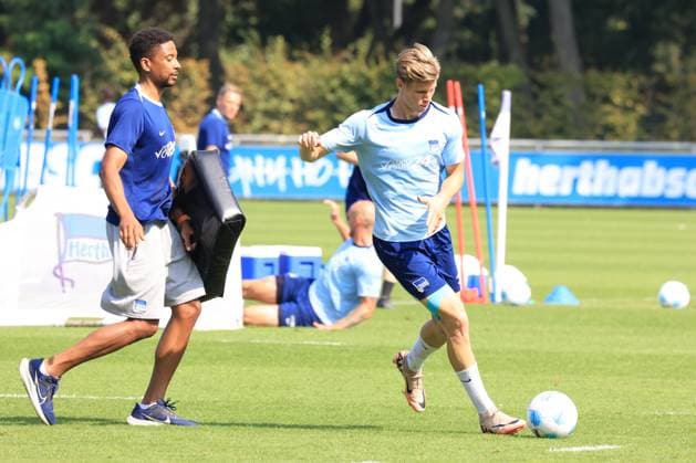 DEU, DFL, 2 FBL Hertha BSC, Training, 03 09 2024, Sportforum, Berlin, DEU, DFL, 2 FBL Hertha BSC, Training, in the picture Physiotherapist Frederick Syna Hertha BSC , Luca Schuler Hertha BSC Berlin 18 DFL regulations prohibit any use of Photographs as image sequences and or quasi video Foto Juergen Engler nordphoto GmbH nordphotoxGmbHx xEngler nph00076