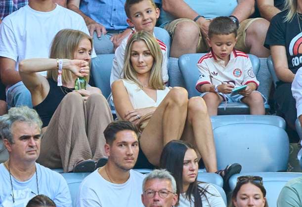 Sven ULREICH, FCB 26 goalkeeper wife Lisa in the match FC BAYERN MUENCHEN - SC FREIBURG 2-0 on Sep 1, 2024 in Munich, Germany. Season 2024 2025, 1.Bundesliga, FCB,, München, matchday 2, 2.Spieltag