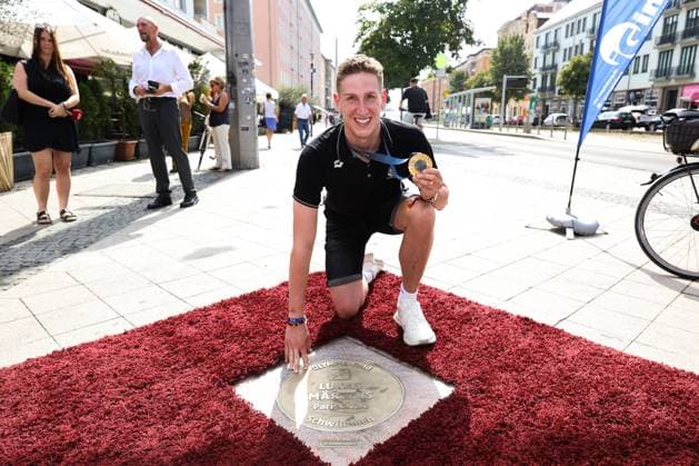 Bilder des Jahres 2024, Sport 09 September Sport Themen der Woche KW36 Schwimmer Lukas Märtens (SC Magdeburg) - feierliche Enthüllung einer Granit-Bronze-Platte für Olympiasieger Lukas Märtens auf dem ãSports Walk of FameÒ in Magdeburg. - Schwimmen,Deutschland,03.09.2024 *** Swimmer Lukas Märtens SC Magdeburg ceremonial unveiling of a granite bronze plaque for Olympic champion Lukas Märtens on the ÒSports Walk of FameÓ in Magdeburg Swimming,Germany,03 09 2024