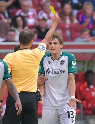 30 08 2024, xblx, Fussball 2 Bundesliga, Fortuna Duesseldorf Hannover 96 emspor, v l Referee Florian Heft, Gelbe Karte fuer, receive a yellow card, Max Christiansen Hannover 96 DFL DFB REGULATIONS PROHIBIT ANY USE OF PHOTOGRAPHS as IMAGE SEQUENCES and or QUASI VIDEO Duesseldorf