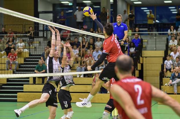 Yannick Menke TV Rottenburg, 12 in attack against Philipp Herrmann Barock Volleys MTV Ludwigsburg, 02 and Mykyta Shapovalov Barock Volleys MTV Ludwigsburg, 12 TV Rottenburg Barock Volleys MTV Ludwigsburg, Volleyball, test match, 03 09 2024, TV Rottenburg Barock Volleys MTV Ludwigsburg, Volleyball, test match, 03 09 2024 Rottenburg Copyright: xEibner-Pressefoto RalphxKunzex EP_RKE