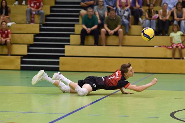 Laurin Schiegl Barock Volleys MTV Ludwigsburg, 01 saves on the sideline, TV Rottenburg Barock Volleys MTV Ludwigsburg, Volleyball, test match, 03 09 2024, TV Rottenburg Barock Volleys MTV Ludwigsburg, Volleyball, test match, 03 09 2024 Rottenburg Copyright: xEibner-Pressefoto RalphxKunzex EP_RKE
