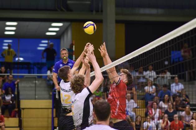 Battle for the ball over the edge of the net by Mykyta Shapovalov Barock Volleys MTV Ludwigsburg, 12 back, Philipp Herrmann Barock Volleys MTV Ludwigsburg, 02 front and Aurel Sprenger TV Rottenburg, 17 TV Rottenburg Barock Volleys MTV Ludwigsburg, Volleyball, test match, 03 09 2024, TV Rottenburg Barock Volleys MTV Ludwigsburg, Volleyball, test match, 03 09 2024 Rottenburg Copyright: xEibner-Pressefoto RalphxKunzex EP_RKE