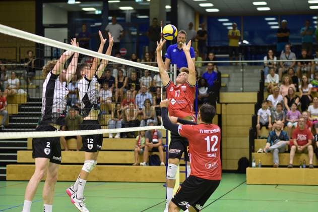 Aurel Sprenger TV Rottenburg, 17 provides ball, in the foreground Yannick Menke TV Rottenburg, 12 TV Rottenburg Barock Volleys MTV Ludwigsburg, volleyball, test match, 03 09 2024, TV Rottenburg Barock Volleys MTV Ludwigsburg, volleyball, test match, 03 09 2024 Rottenburg Copyright: xEibner-Pressefoto RalphxKunzex EP_RKE