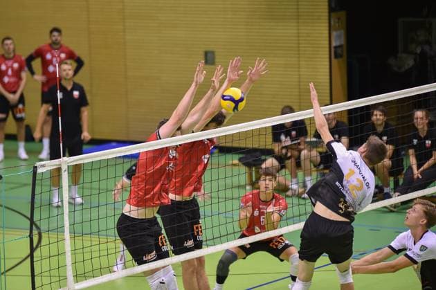 Mykyta Shapovalov Barock Volleys MTV Ludwigsburg, 12 stays in the block of Niklas Lichtenauer TV Rottenburg, 08 and Maik Trautmann TV Rottenburg, 06 haengen TV Rottenburg Barock Volleys MTV Ludwigsburg, Volleyball, test match, 03 09 2024, TV Rottenburg Barock Volleys MTV Ludwigsburg, Volleyball, test match, 03 09 2024 Rottenburg Copyright: xEibner-Pressefoto RalphxKunzex EP_RKE