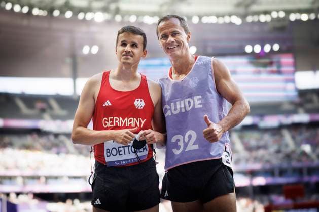 Sport Themen der Woche KW36 Sport Bilder des Tages Paralympics (Para Leichtathletik); Paris, 04.09.2024 BOETTGER Marcel (T11 GER Para Leichtathletik) mit KOSENKOW Alexander (Guide), 100m; Paralympics (Para Leichtathletik) am 04.09.2024 im Stade de France in Paris (Frankreich). *** Paralympics Para Athletics Paris, 04 09 2024 with KOSENKOW Alexander Guide , 100m Paralympics Para Athletics on 04 09 2024 at the Stade de France in Paris France Copyright: xBEAUTIFULxSPORTS AxelxKohringx