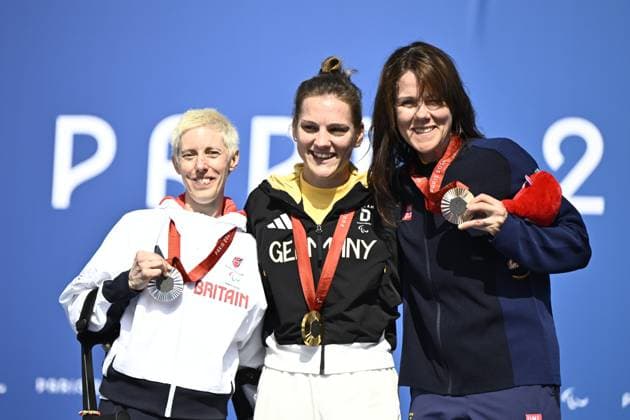 Sport Themen der Woche KW36 Sport Bilder des Tages PARIS, FRANKRIKE 20240904 Sveriges Anna Beck tar emot sin bronsmedalj i tempocykling (C1-3) under Paralympics i Paris. Till vänster silvermedaljören Frances Brown, Storbritannien och i mitten guldmedaljören aike Hausberger, Tyskland. *** Bilden ingar i SPORTPAKET. För övriga BETALBILD *** PARIS FRANKRIKE x10430x *** PARIS, FRANCE 20240904 Swedens Anna Beck receives her bronze medal in the C1 3 time trial at the Paralympics in Paris On the left, silver medalist Frances Brown, Great Britain, and in the middle, gold medalist aike Hausberger, Germany The picture is in the SPORTPAKET For others PAYPICTURE PARIS FRANCE x10430x  Copyright: xChristinexOlsson TTx PARALYMPICS 2024 CYKEL