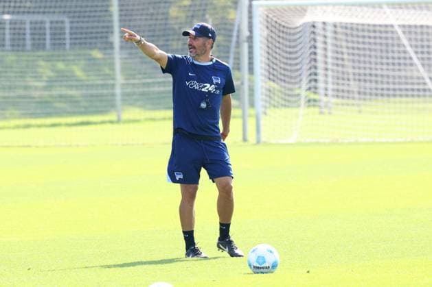 DEU, DFL, 2 FBL Hertha BSC, Training, 04 09 2024, Sportforum, Berlin, DEU, DFL, 2 FBL Hertha BSC, Training, im Bild Cheftrainer Cristian Fiel Hertha BSC Berlin DFL regulations prohibit any use of Photographs as image sequences and or quasi video Foto Juergen Engler nordphoto GmbH nordphotoxGmbHx xEngler nph00076