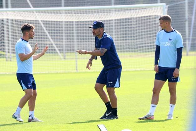 DEU, DFL, 2 FBL Hertha BSC, Training, 04 09 2024, Sportforum, Berlin, DEU, DFL, 2 FBL Hertha BSC, Training, in the picture head coach Cristian Fiel Hertha BSC Berlin , Diego Demme Hertha BSC Berlin 6 , Michael Cuisance Hertha BSC Berlin 27 DFL regulations prohibit any use of Photographs as image sequences and or quasi video Foto Juergen Engler nordphoto GmbH nordphotoxGmbHx xEngler nph00076