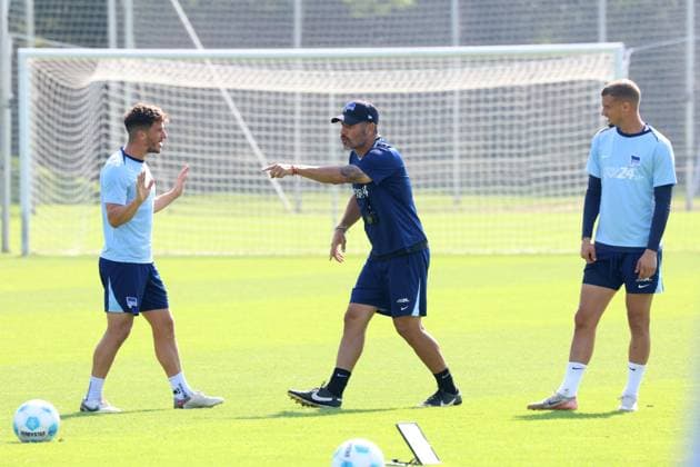DEU, DFL, 2 FBL Hertha BSC, Training, 04 09 2024, Sportforum, Berlin, DEU, DFL, 2 FBL Hertha BSC, Training, in the picture head coach Cristian Fiel Hertha BSC Berlin , Diego Demme Hertha BSC Berlin 6 , Michael Cuisance Hertha BSC Berlin 27 DFL regulations prohibit any use of Photographs as image sequences and or quasi video Foto Juergen Engler nordphoto GmbH nordphotoxGmbHx xEngler nph00076