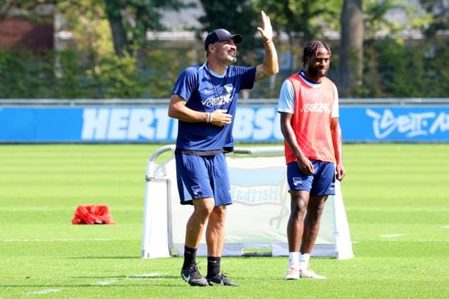 DEU, DFL, 2 FBL Hertha BSC, Training, 04 09 2024, Sportforum, Berlin, DEU, DFL, 2 FBL Hertha BSC, Training, im Bild Cheftrainer Cristian Fiel Hertha BSC Berlin , Deyovaisio Zeefuik Hertha BSC Berlin 42 DFL regulations prohibit any use of Photographs as image sequences and or quasi video Foto Juergen Engler nordphoto GmbH nordphotoxGmbHx xEngler nph00076
