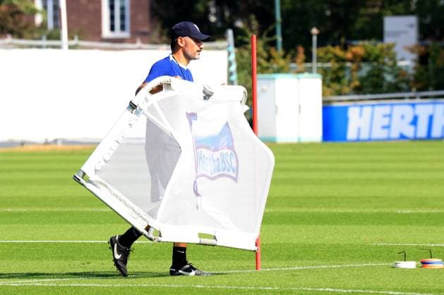 DEU, DFL, 2 FBL Hertha BSC, Training, 04 09 2024, Sportforum, Berlin, DEU, DFL, 2 FBL Hertha BSC, Training, im Bild Cheftrainer Cristian Fiel Hertha BSC Berlin , traegt Minitor DFL regulations prohibit any use of Photographs as image sequences and or quasi video Foto Juergen Engler nordphoto GmbH nordphotoxGmbHx xEngler nph00076