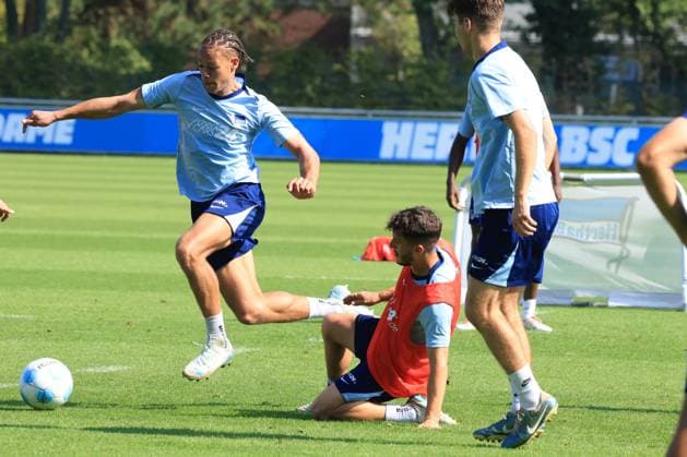 DEU, DFL, 2 FBL Hertha BSC, Training, 04 09 2024, Sportforum, Berlin, DEU, DFL, 2 FBL Hertha BSC, Training, im Bild Derry Scherhant Hertha BSC Berlin 39 DFL regulations prohibit any use of Photographs as image sequences and or quasi video Foto Juergen Engler nordphoto GmbH nordphotoxGmbHx xEngler nph00076
