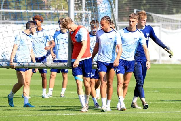 DEU, DFL, 2 FBL Hertha BSC, Training, 04 09 2024, Sportforum, Berlin, DEU, DFL, 2 FBL Hertha BSC, Training, im Bild Tortraeger, Hertha Spielerkreis, Luca Schuler Hertha BSC Berlin 18 , Derry Scherhant Hertha BSC Berlin 39 DFL regulations prohibit any use of Photographs as image sequences and or quasi video Foto Juergen Engler nordphoto GmbH nordphotoxGmbHx xEngler nph00076