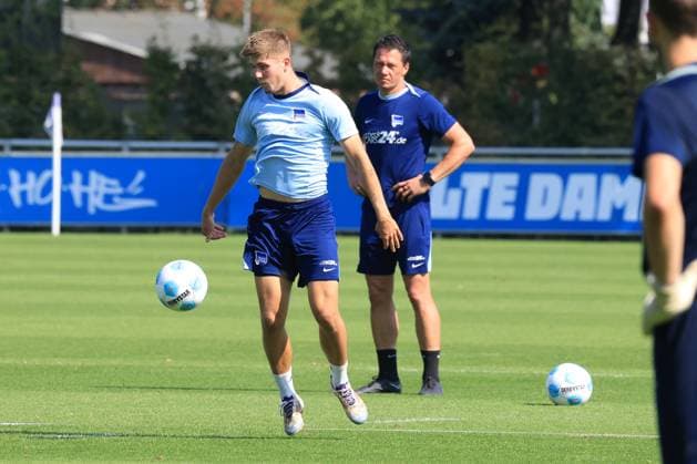 DEU, DFL, 2 FBL Hertha BSC, Training, 04 09 2024, Sportforum, Berlin, DEU, DFL, 2 FBL Hertha BSC, Training, im Bild Gustav Christensen Hertha BSC Berlin 26 , Konditionstrainer Hendrik Kuchno Hertha BSC Berlin DFL regulations prohibit any use of Photographs as image sequences and or quasi video Foto Juergen Engler nordphoto GmbH nordphotoxGmbHx xEngler nph00076